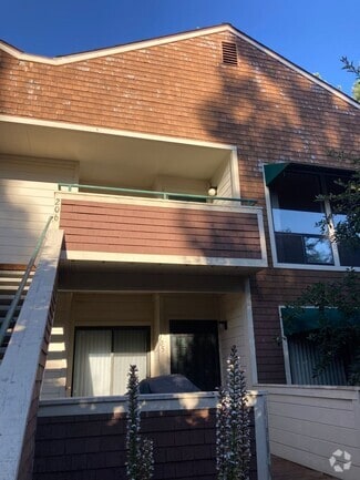 Building Photo - 901 Russell Ave