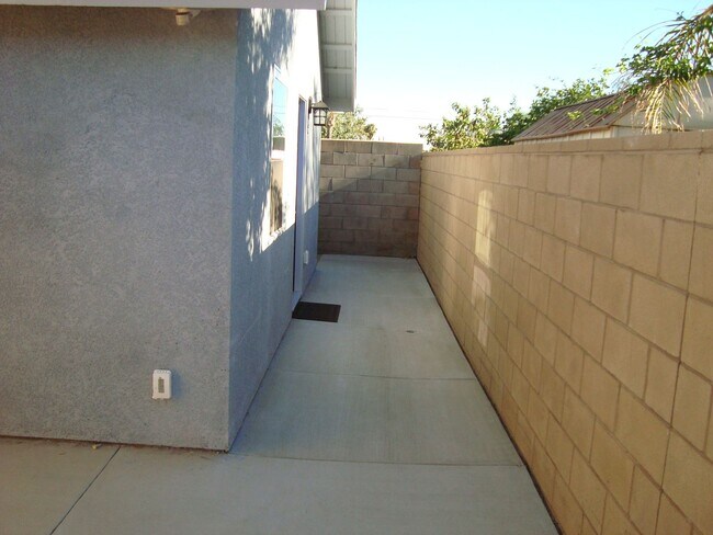 Foto del edificio - 615 E 2nd St