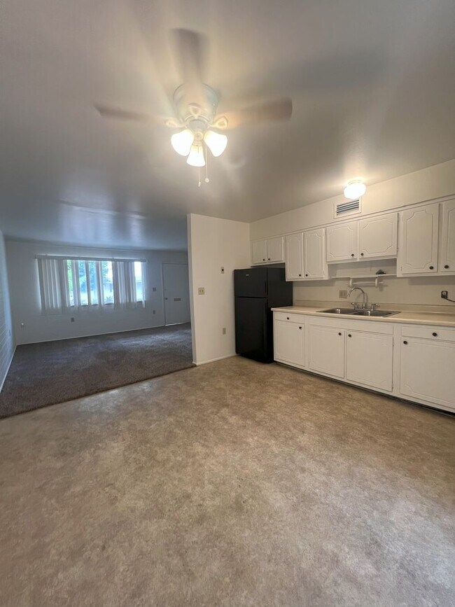Building Photo - Great townhome in 55 and Older community!