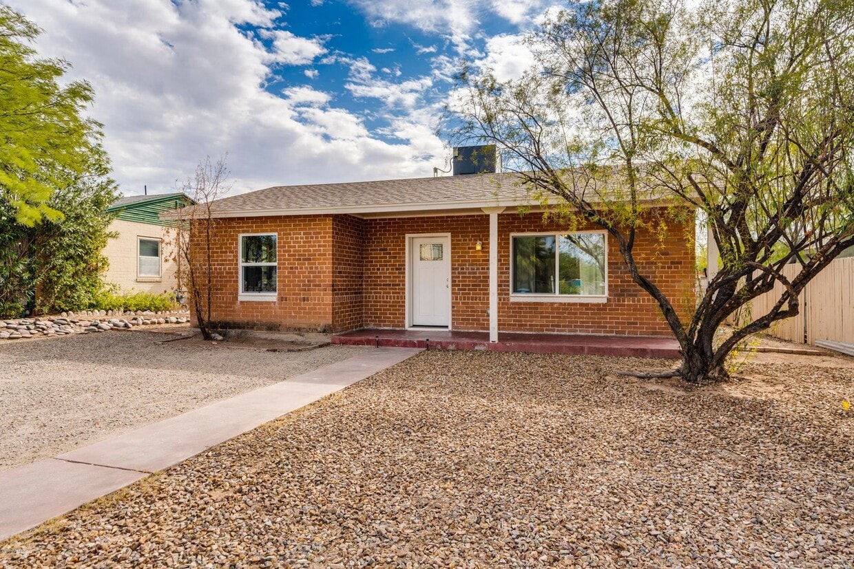 Primary Photo - Adorable Brick home near UA