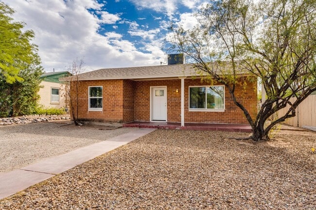 Adorable Brick home near UA - Adorable Brick home near UA