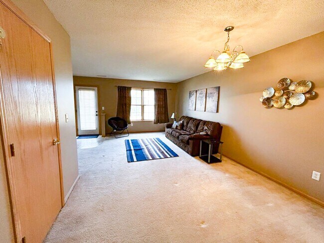 Foto del edificio - Townhome in Quiet NW Rochester Neighborhood!