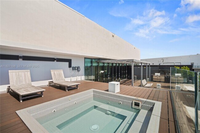 Foto del edificio - 650 NE 32nd St