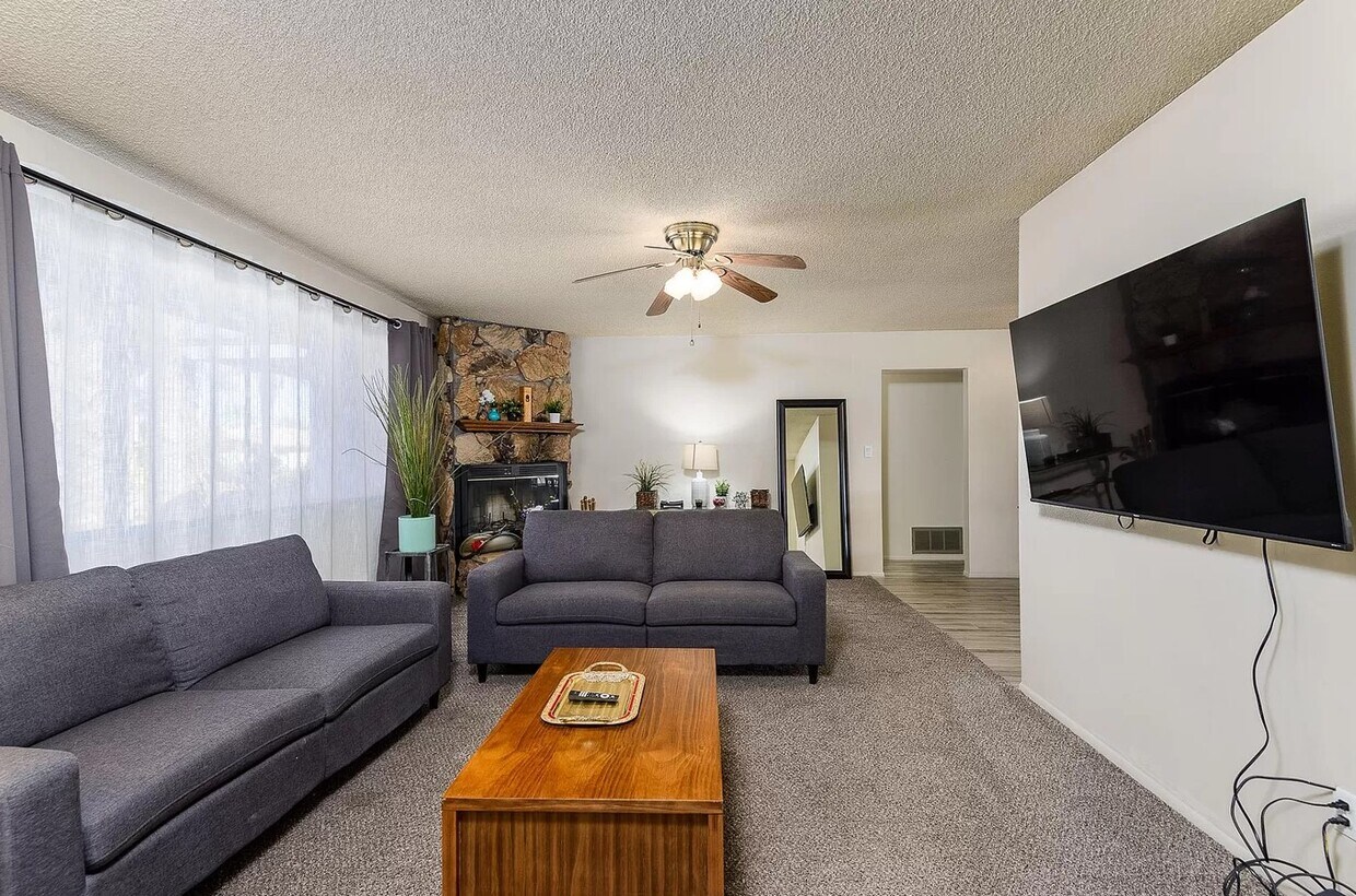Primary Photo - 635 E Manhatton Dr