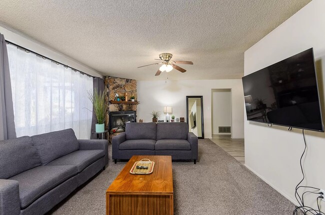 Photo - 635 E Manhatton Dr House
