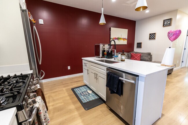Foto del edificio - Nearly New Two Bedroom Near H Street