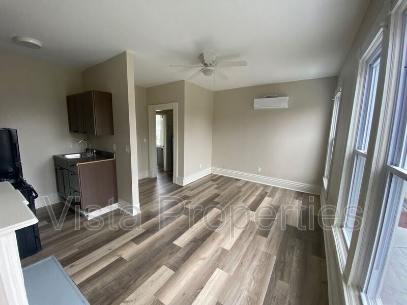 Foto del edificio - 2405 W Broadway