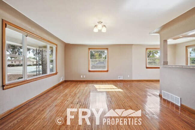 Building Photo - Brick Ranch Home Near Olde Town
