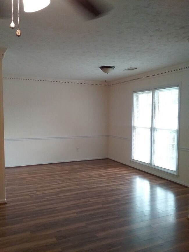 Foto del edificio - 7549 Crescent Dr