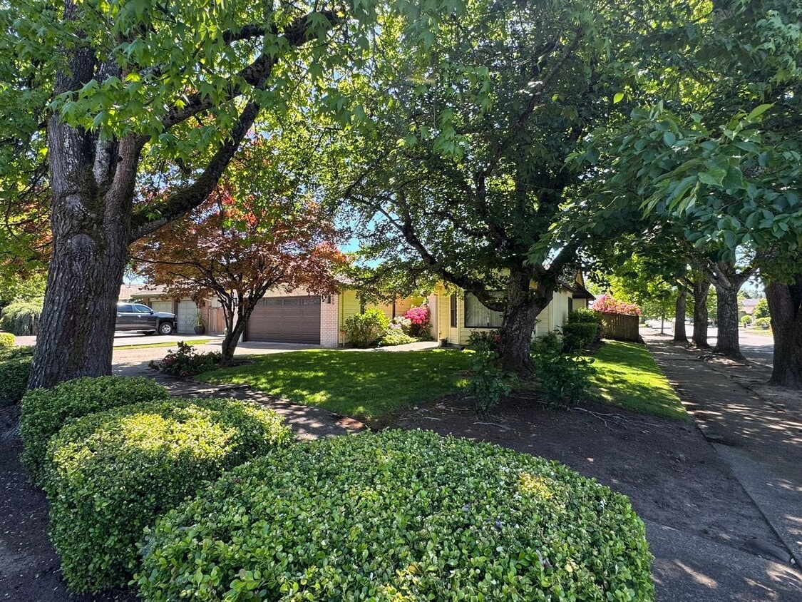 Beautifully landscaped 3 bed/2 bath home in Springfield - Beautifully landscaped 3 bed/2 bath home in Springfield