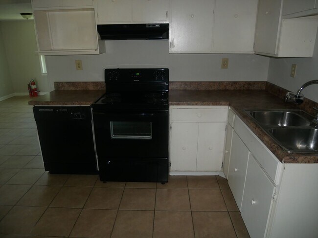Building Photo - ****JUST REDUCED****2725 Camelot Cove Horn...