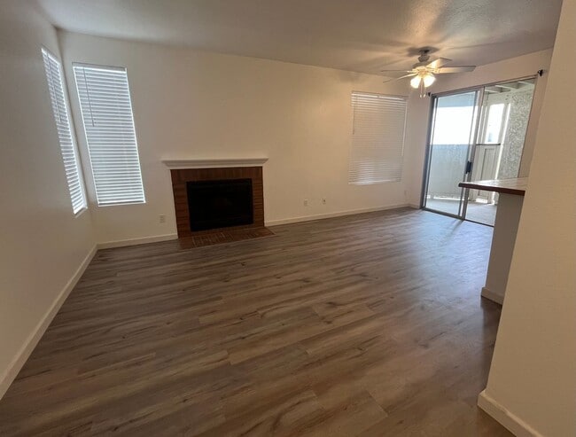 Building Photo - Camelot Community Downstairs 2 Bedroom Con...