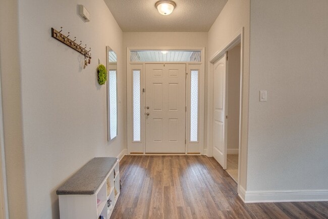 Building Photo - 4 bedroom 2 bathroom brick home with a spa...