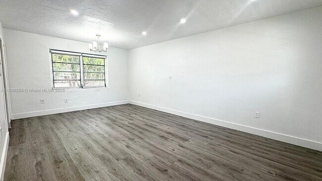 Foto del edificio - 2165 Bay Dr