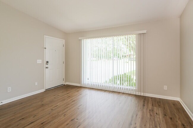 Building Photo - 2219 Limoges Dr E