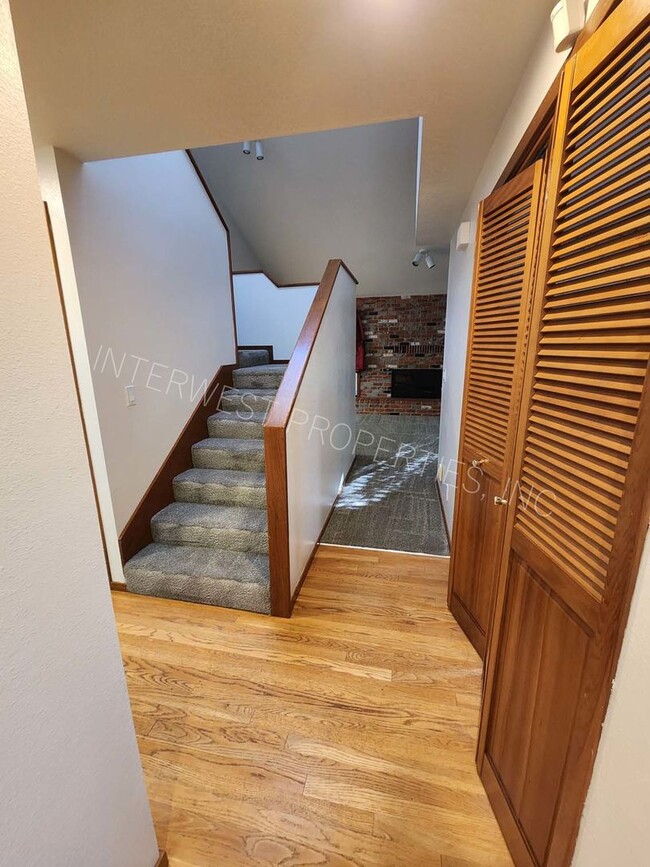 Building Photo - Very Spacious Row House off Murray with 2 ...