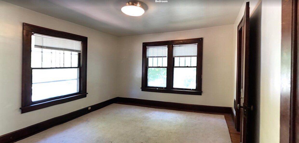 Building Photo - 503 N Van Buren St