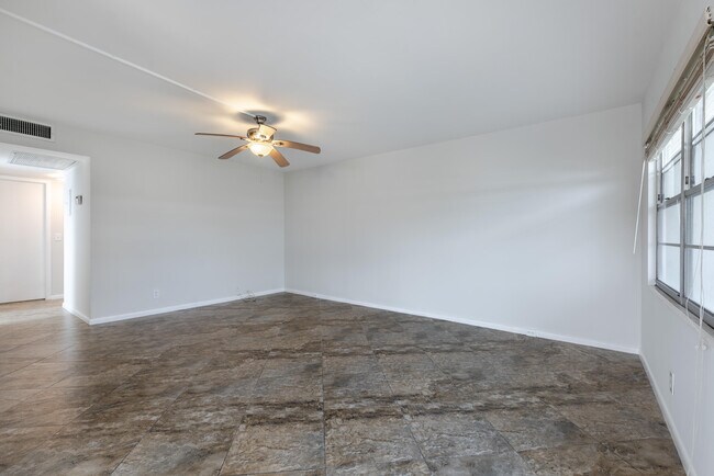 Building Photo - 463 Fanshaw L