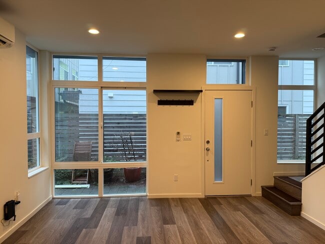 Foto del edificio - 2320C 15th Ave S