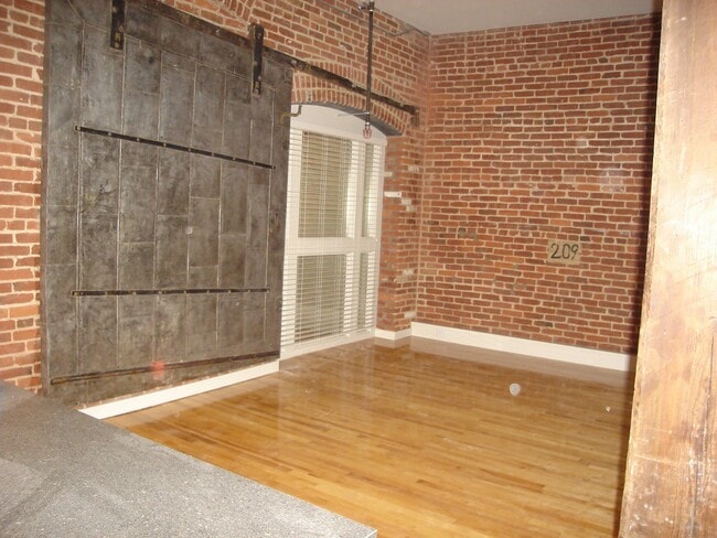 Building Photo - 425 N Prince St