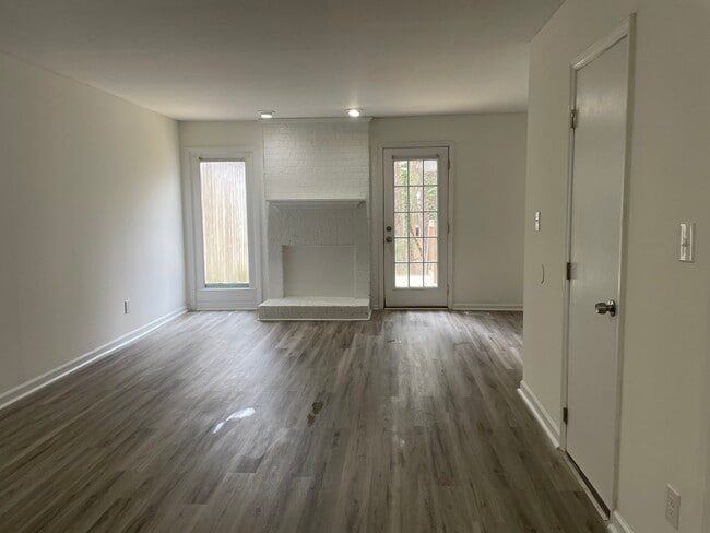 Foto del edificio - 6909 Glendower Rd