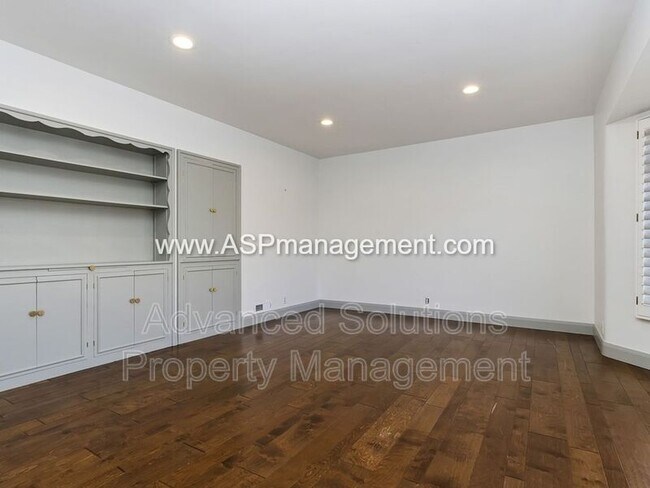 Building Photo - 1684 E Sunnyside Ave