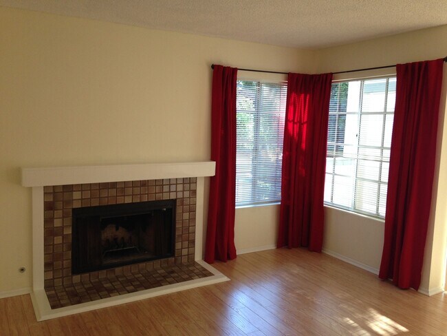 Building Photo - Lovely 2 Bedroom / 1 Bath Columbia Square ...