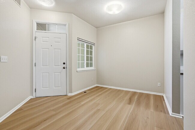 Foto del edificio - $2,735.95 - 3 Bed, 2.5 Bath Townhome in Aurora with In Unit Laundry!