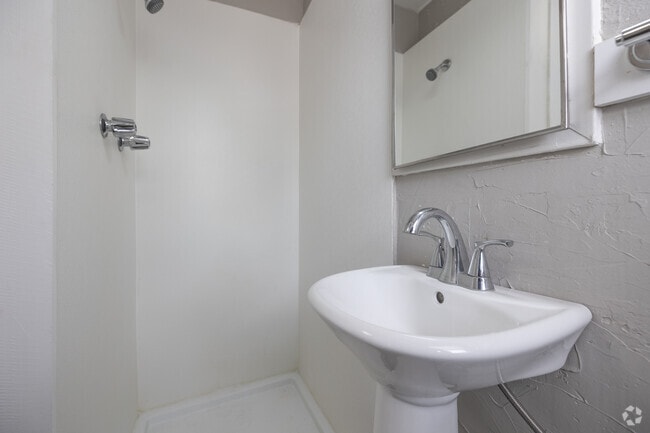 Well-Maintained Bathroom - Lux Riverside Apartments
