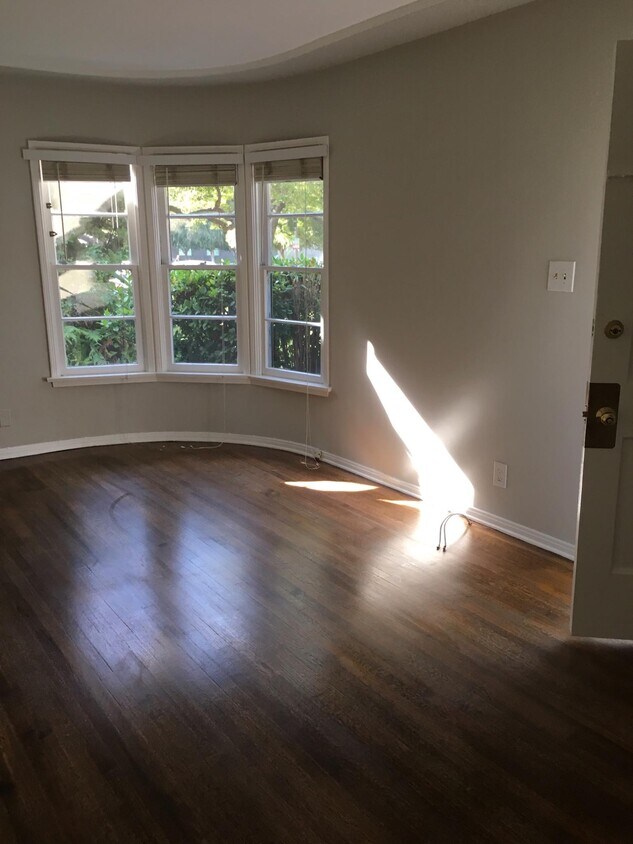 Living r - 418 N Maple Dr