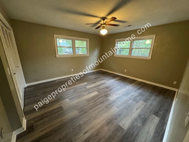 Building Photo - 2/1 in town out of town.