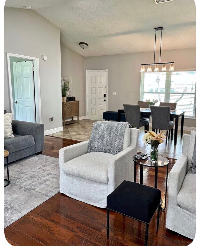 Foto del edificio - 5026 Oakshire Dr