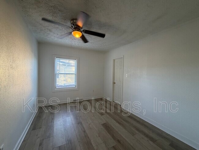 Foto del edificio - 903 Freedom Ave