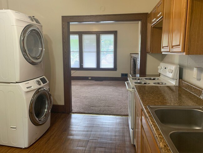 Building Photo - Large House -5 Bedroom/ 1 Bathroom - Downt...