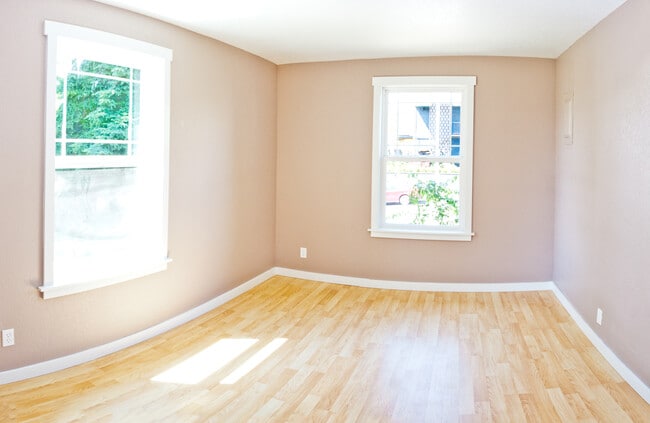 Building Photo - 1425 E Yesler Way