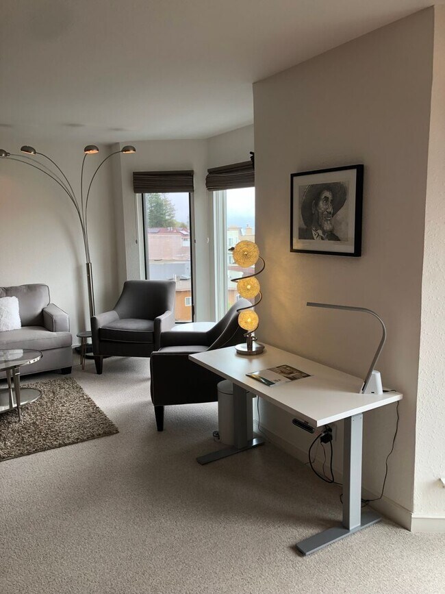 Foto del edificio - Top Floor Furnished 2 Bedroom Condo in Cor...
