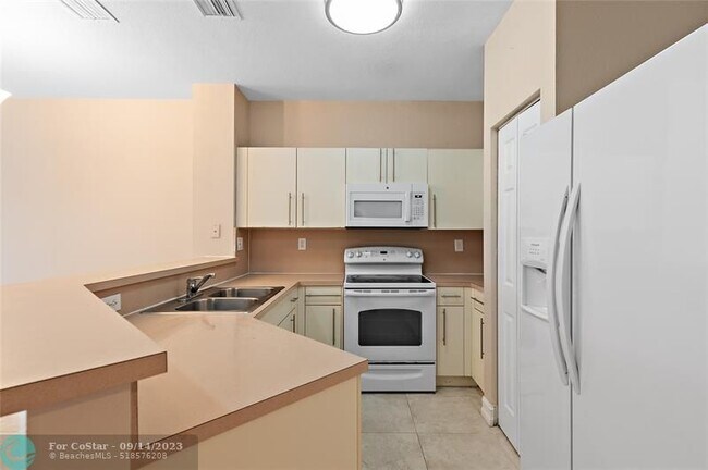 Building Photo - 491 St Tropez Ln