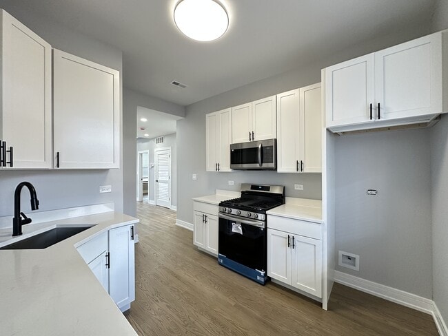 Building Photo - 3834 N Wilton Ave