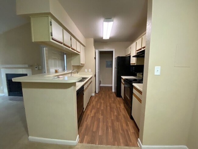 Foto del edificio - 2 BEDROOM 2 BATHROOM CONDO FOR RENT / REGE...