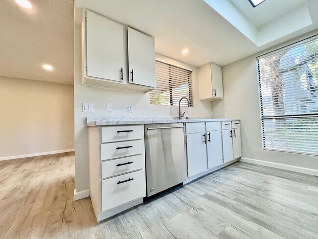 Foto del edificio - AVAILABLE NOW!! Recently Renovated 2 Bedroom 2 Bathroom Condo in Palm Springs!