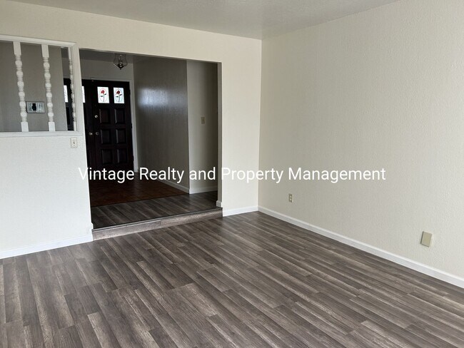 Foto del edificio - Back On The Rental Market Update 3 Bedroom Home With A Swimming Pool!!!