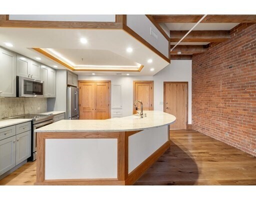 Building Photo - 33 Sleeper St