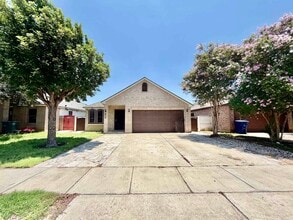 Building Photo - 11111 Revilla Dr