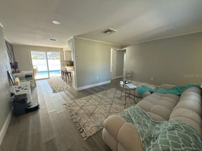 Building Photo - 2021 Valley Dr