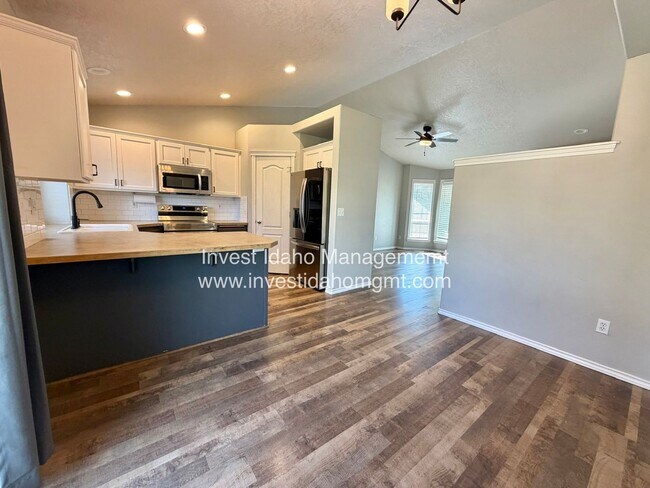 Building Photo - 18146 Lantana Ave