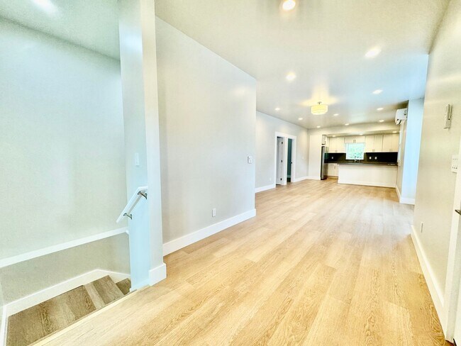 Foto del edificio - Half-off first month's rent!!!! Seward Park fully renovated 4 bedroom, 3 bath home. Must SEE!