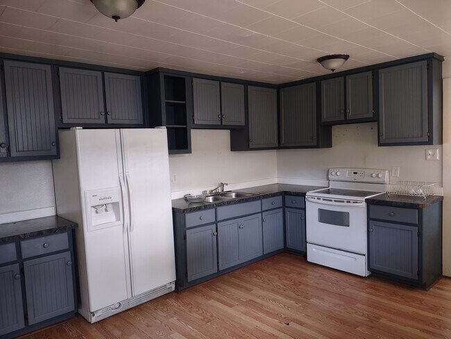 Amplia cocina con comedor - 161 S Pine St