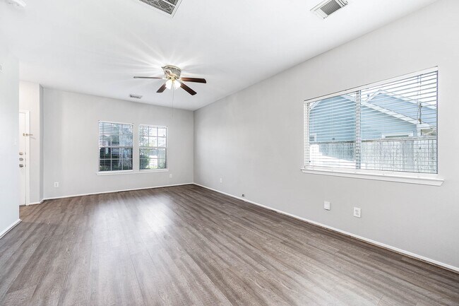 Foto del edificio - 1561 Nichole Woods Dr