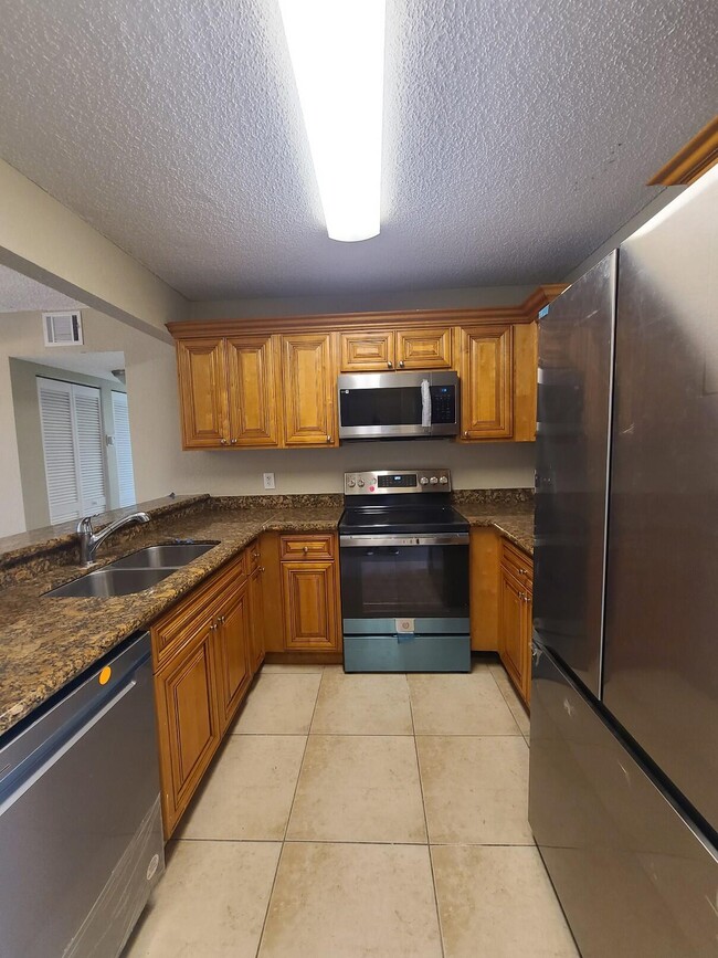 Building Photo - 1440 Lake Crystal Dr