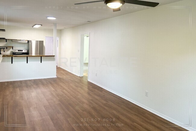Building Photo - 2 bed/1 bath Oakdale Home with Modern Updates